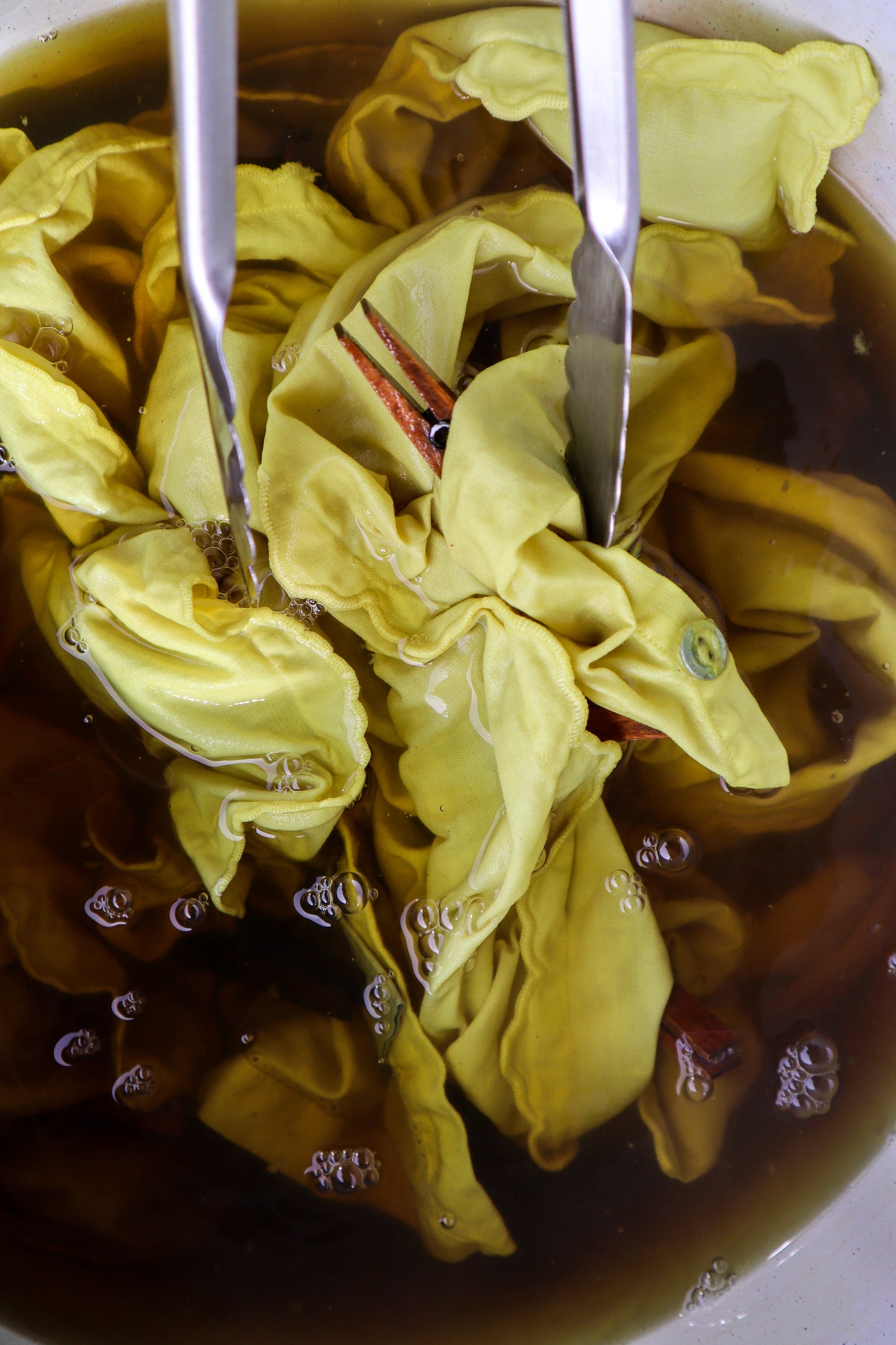 Natural Dyeing with Kitchen Waste - Natural Dye Tutorial
